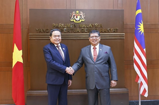 Speaker of the Malaysian House of Representatives Tan Sri Dato’ Johari bin Abdul (R) welcomes National Assembly Chairman Tran Thanh Man. 451209_5275258597773927_vna_potal_chu_tich_quoc_hoi_tran_thanh_man_hoi_dam_voi_chu_tich_ha_vien_malaysia_8283925.jpg