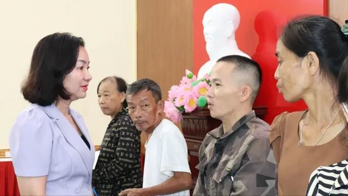 Standing Vice Chairwoman of the Ho Chi Minh City Fatherland Front Committee, Truong Thi Bich Hanh offers gifts to residents in Vinh Loc Ward. (Photo: SGGP) hotro.jpg