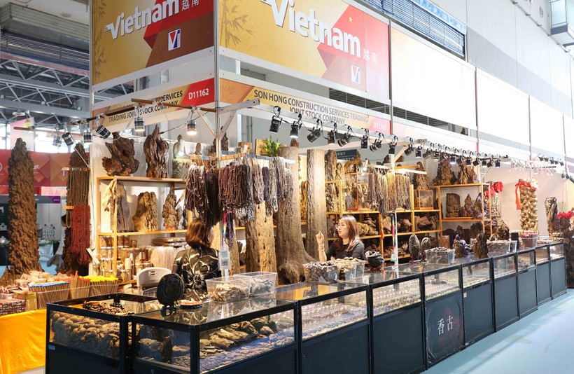 A Vietnamese booth showcasing handicraft products. (Photo: VNA) vna-potal-hoi-cho-trung-quoc-asean-caexpo-lan-thu-22-nam-2025-8284023.jpg