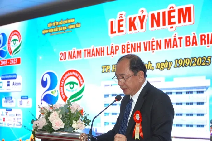 Assoc. Prof. Dr. Tang Chi Thuong, Director of the Ho Chi Minh City Department of Health, speaks at the ceremony. (Photo: SGGP) dsc02192-7849-2437.jpg