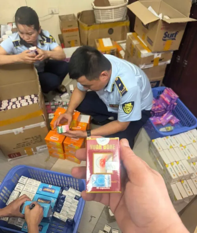 The Market Surveillance Authorities iínpect a pharmaceutical warehouse suspected of violations. (Photo: SGGP) qltt-phat-hien-thuoc-tan-duoc-1804-5228.jpg