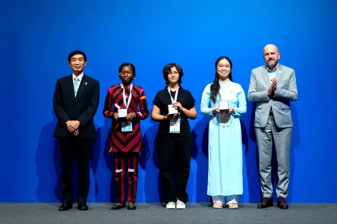 Mr. Masahiko Metoki, Director General of the UPU, and Mr. Marjan Osvald, Deputy Director General, present the First, Second, and Third Prizes to the winning students. upu-03-4207-6378.jpg