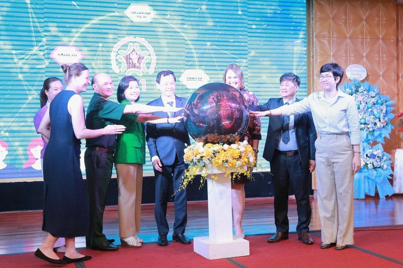At the launch of the hotline 111 for the prevention of human trafficking (Photo: baophapluat.vn) vpg-national-hotline-phapluatvn.jpg