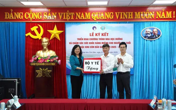 Minister of Health Dao Hong Lan presents gifts to the medical staff and personnel of the Con Dao Military-Civilian Medical Center. (Photo: SGGP) 549681286-803977972135305-8314173892589036172-n-4592-7973.jpg
