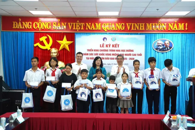 Minister of Health Dao Hong Lan (and) leaders of Ho Chi Minh City, award scholarships to outstanding students from disadvantaged backgrounds in Con Dao. (Photo: SGGP) 550375425-803977975468638-1912811610953676032-n-3371-1838.jpg