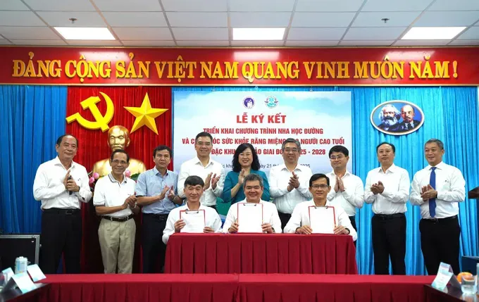 Minister of Health Dao Hong Lan (5th,L), and senior officials from the Ho Chi Minh City Party Committee, witness the signing ceremony for the implementation of a School Oral Health Program and a Senior Dental Care Initiative in Con Dao, set to run from 2025 to 2028. (Photo: SGGP) 551884057-803977918801977-1902143045658182895-n-3236-865.jpg