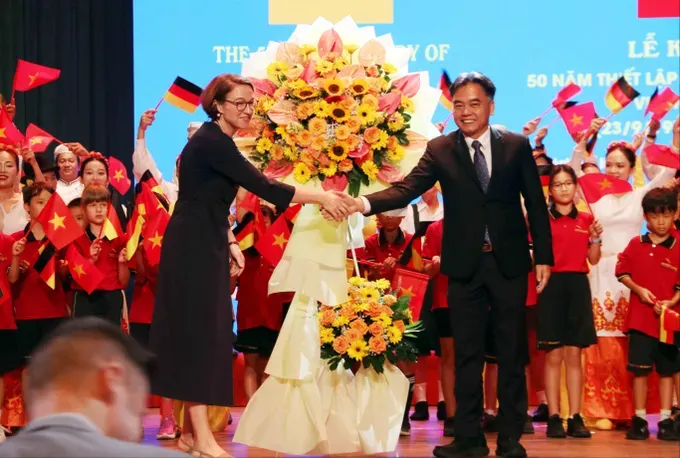 Vice Chairman of the Ho Chi Minh City People’s Committee, Nguyen Loc Ha (R), and Ms. Andrea Maria Sühl, German Consul General in the city (Photo: SGGP) 1000006083-5342-5815-5228-4312.jpg