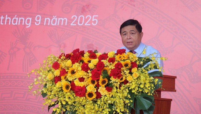 Deputy Prime Minister Nguyen Chi Dung delivers remarks at the groundbreaking and launch ceremony of the projects and works. (Photo: VNA) vna-potal-an-giang-khoi-cong-khoi-dong-cac-du-an-cong-trinh-phuc-vu-tuan-le-cap-cao-apec-2027-8293592.jpg