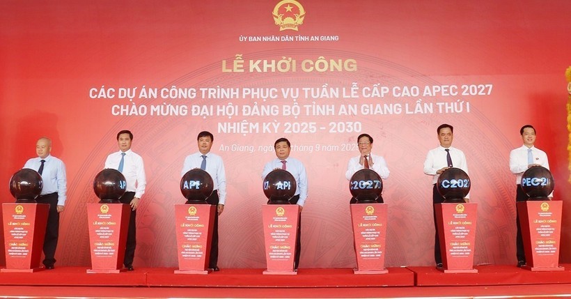 Delegates perform the groundbreaking and launch ceremonies for the projects and works. (Photo: VNA) vna-potal-an-giang-khoi-cong-khoi-dong-cac-du-an-cong-trinh-phuc-vu-tuan-le-cap-cao-apec-2027-8293837.jpg