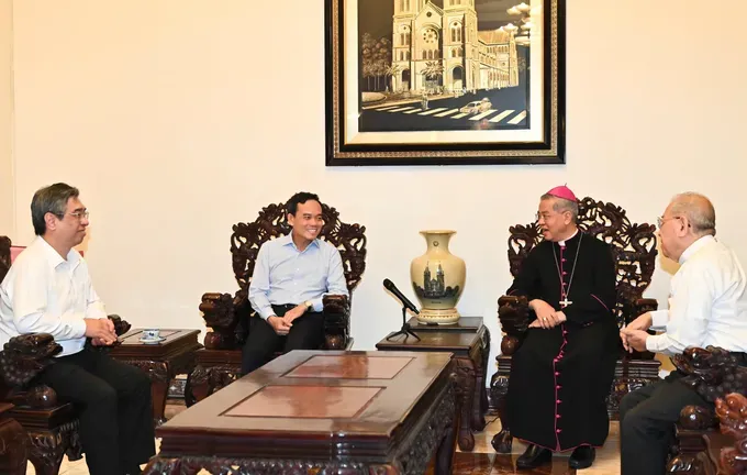 Secretary of the Ho Chi Minh City Party Committee Tran Luu Quang visits Archbishop Joseph Nguyen Nang. (Photo: SGGP) 07e223052324a97af035-8420-4618.jpg