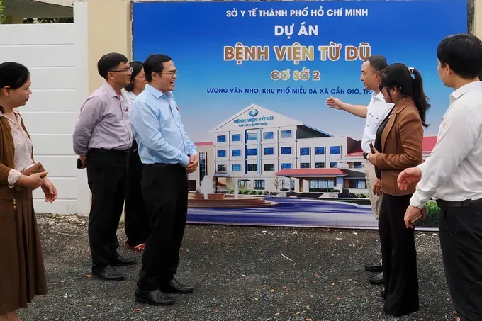 The delegation pays a site visit to the Tu Du Hospital – Second Campus project. 335984940581443399-6946-3473.jpg