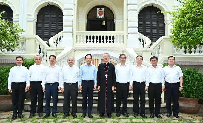 Secretary of the Ho Chi Minh City Party Committee Tran Luu Quang (5th, L) visits Archbishop Joseph Nguyen Nang (5th,R). (Photo: SGGP) 521e80fb80da0a8453cb-7007-3139.jpg
