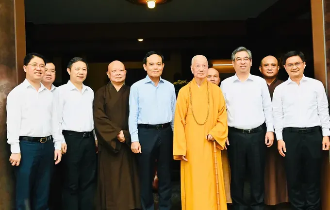Secretary of the Ho Chi Minh City Party Committee Tran Luu Quang and his delegation visit Most Venerable Thich Tri Quang. (Photo: SGGP) a14d5cad5c8cd6d28f9d-2017-190.jpg