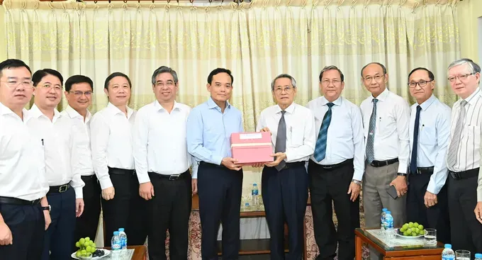 Secretary of the Ho Chi Minh City Party Committee Tran Luu Quang (6th, L) visits Pastor Thai Phuoc Truong (5th, R). (Photo: SGGP) e9817e697e48f416ad59-2896-7166.jpg