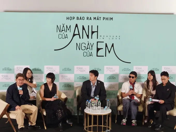 Taiwanese actor Hsu Kuanghan and members of the film crew of “Measure in Love,” attend the press conference in HCMC on September 24. (Photo: SGGP) hua-quang-han-2-9363-1086.jpg