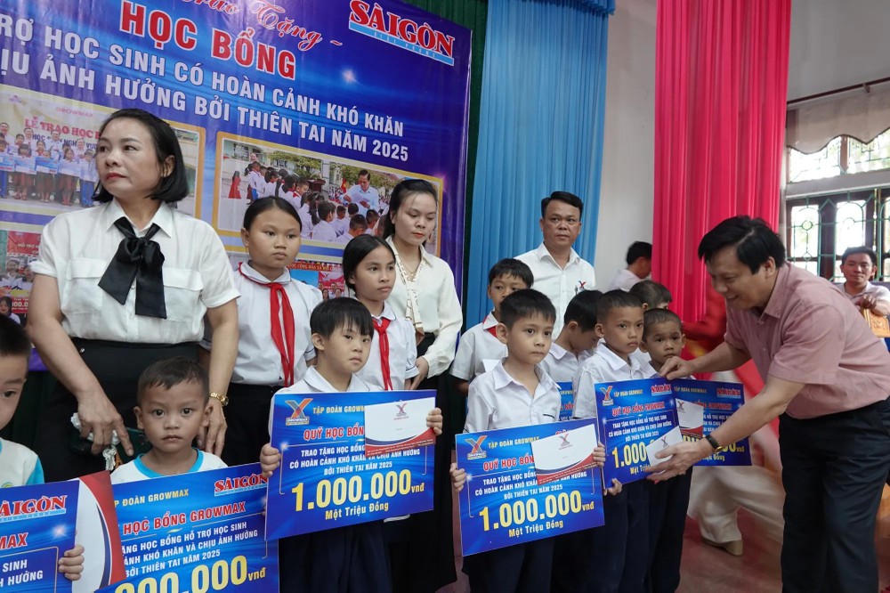 Deputy Editor-in-Chief of Sai Gon Giai Phong Newspaper, Nguyen Ngoc Anh presents scholarships to students in Ha Tinh facing hardship and those affected by natural disasters. (Photo: SGGP) traohb.jpg