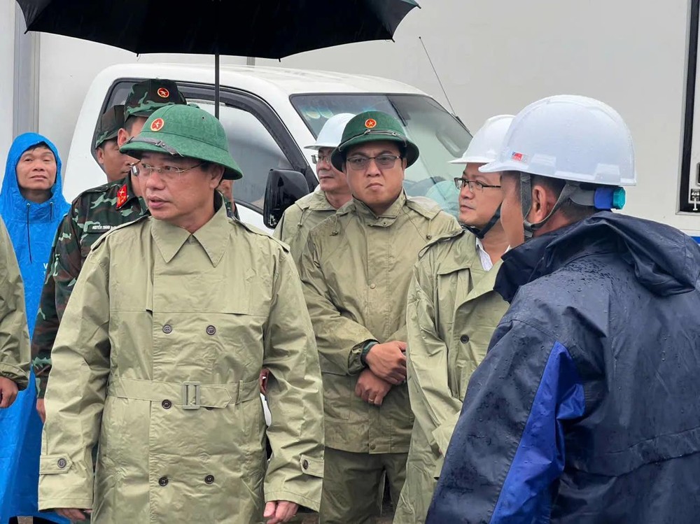 Colonel Tran The Phan, Commander of the Quang Ngai Provincial Military Command, inspects preparedness and response measures for storm Bualoi. (Photo: SGGP) 40.jpg