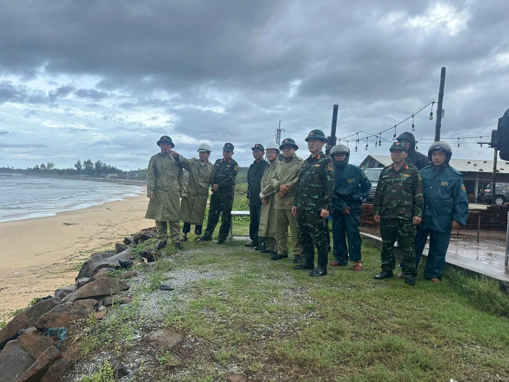 Inspection of storm Bualoi preparedness efforts in Van Tuong Commune, Quang Ngai Province (Photo: SGGP) 44.jpg