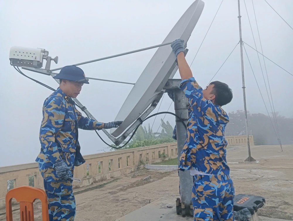 At the summit of Son Tra in Da Nang City, the weather is characterized by rain and dense fog. (Photo: SGGP) 48.jpg