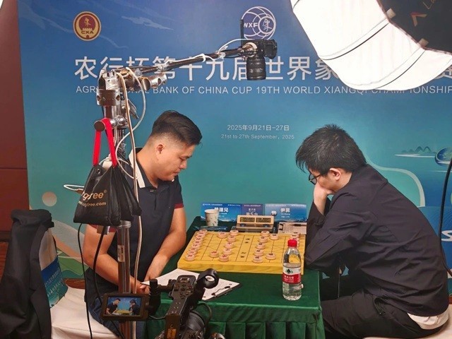 Vietnam’s xiangqi kingpin Lai Ly Huynh (L) at the match (Photo: VNA) jh.jpg