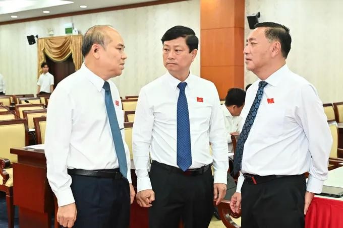 Chairman of the Ho Chi Minh City People’s Council Vo Van Minh (C), Standing Vice Chairman of the Ho Chi Minh City People’s Council Pham Thanh Kien (R), and Chief Inspector of Ho Chi Minh City Tran Van Bay (Photo: SGGP) 5.jpg