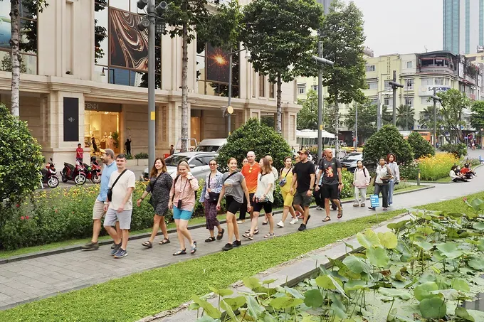 A group of international visitors tours the central ward of Saigon, Ho Chi Minh City. (Photo: SGGP) 5a-141-7710.jpeg