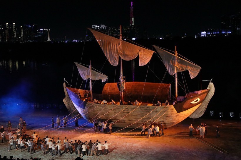 The opening spectacle “The Legendary Ship” wins a Gold Award in the “Cultural Event” category. (Photo: VNA) le-hoi-song-nuoc.jpg