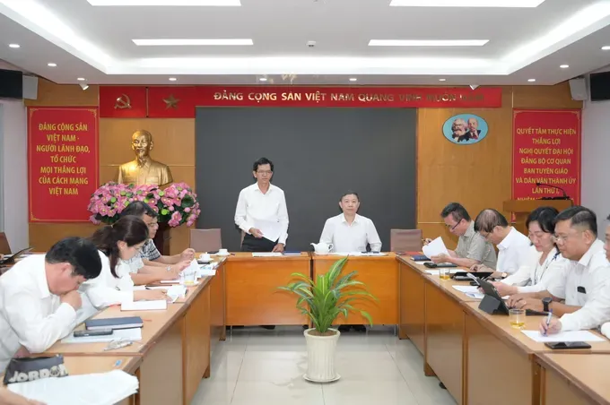 Mr. Duong Trong Hieu, Permanent Deputy Head of the HCMC Party Committee’s Organization Commission, delivers his speech at the meeting. (Photo: SGGP) 1ef2f928fbf071ae28e1-2201-7026.jpg