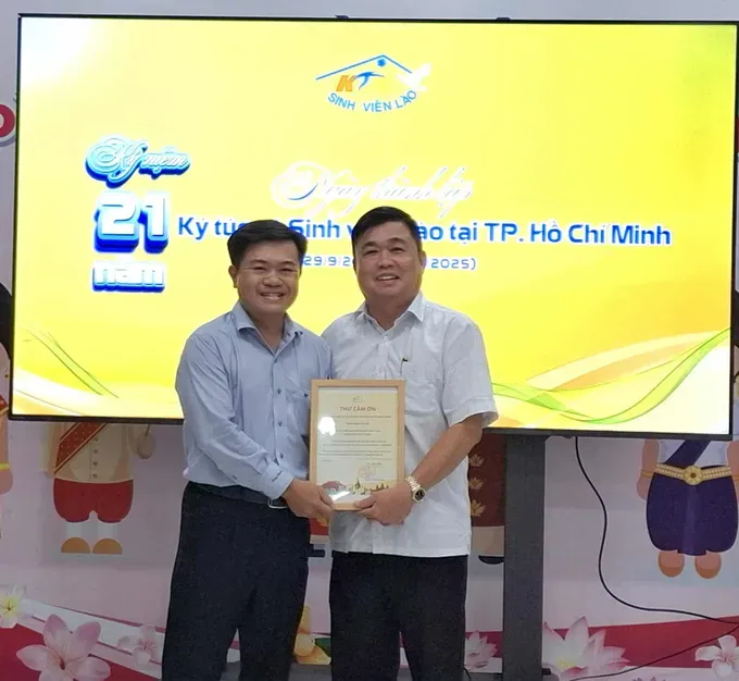 A representative of the Management Board of the Lao Student Dormitory in Ho Chi Minh City presents a letter of appreciation to the Ho Chi Minh City Vietnam–Laos Friendship Association. (Photo: SGGP) lao-1-8317-8351.jpg