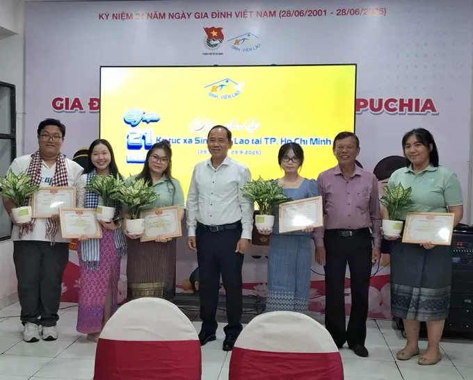 Representatives of the Consulate General of Cambodia in Ho Chi Minh City and the Ho Chi Minh City Vietnam–Cambodia Friendship Association present awards for the contest commemorating the 21st anniversary of the Lao Student Dormitory in Ho Chi Minh City. (Photo: SGGP) lao-3-2038-8280.jpg