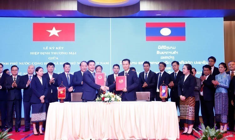 Minister of Industry and Trade Nguyen Hong Dien and his Lao counterpart Malaithong Kommasith sign the Vietnam - Laos Trade Agreement on April 8, 2024. (Photo: VNA) vietnam-laos.jpg