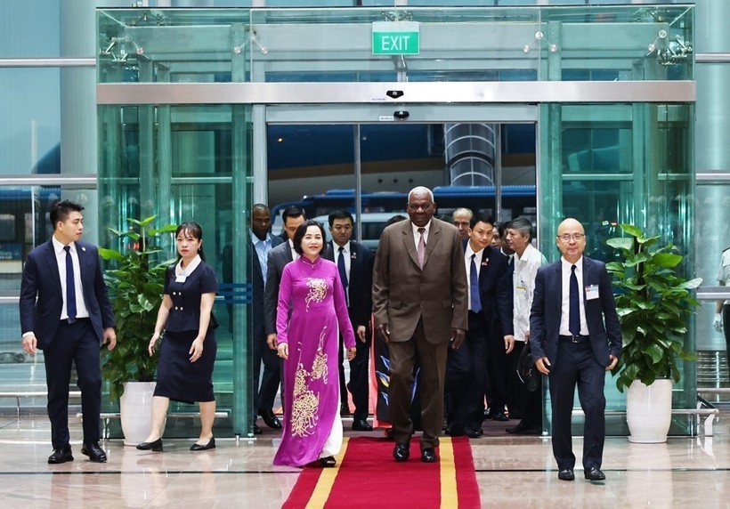 NA Vice Chairwoman Nguyen Thi Thanh (in ao dai) welcomes President of the National Assembly of People's Power and President of the Council of State of Cuba Esteban Lazo Hernandez at Noi Bai International Airport on September 30 morning. (Photo: VNA) vna-potal-chu-tich-quoc-hoi-cuba-bat-dau-tham-chinh-thuc-viet-nam-8305719.jpg