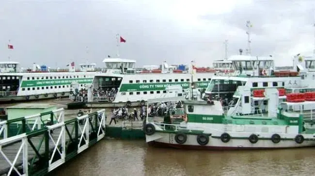 Binh Khanh Ferry Terminal is currently overloaded due to a shortage of ferries. phabinhkhanh1-3365-9648.jpg