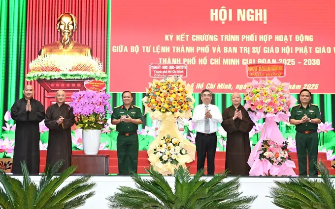 Mr. Nguyen Phuoc Loc presents flowers to congratulate the conference. (Photo: SGGP) z7065308650472-d7324646c8232b242cb0ffece7c8879d-7384-3329.jpg