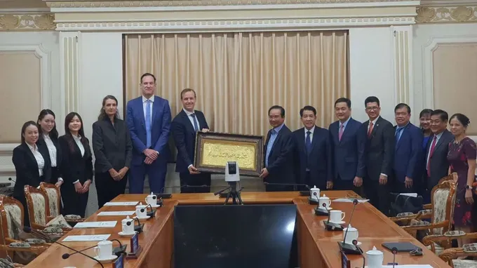 Chairman of the Ho Chi Minh City People's Committee, Nguyen Van Duoc, receives executives from Dutch corporations and business associations currently investing and operating in Vietnam on October 2. (Photo: SGGP) img-20251002-125511-5141-1092.jpg