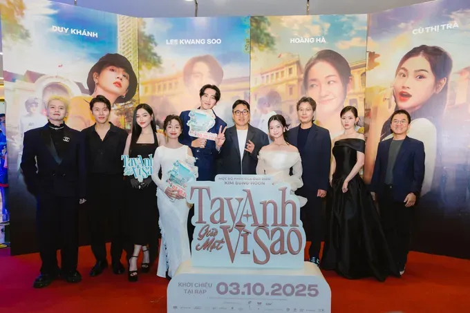 The cast of “Love Barista” attends the film’s premiere event in Ho Chi Minh City on the evening of October 1. (Photo: SGGP) ra-mat-tay-anh-giu-mot-vi-sao-7-7398-4591.jpg