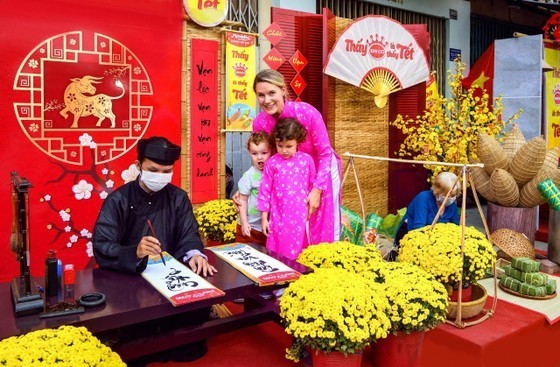 One of the highlight activities of HCMC’s floating flower market is a calligraphy street with the aim of introducing an indispensable Vietnamese New Year tradition. (Photo: SGGP) hoa5-yqpt-8482-5361.jpg