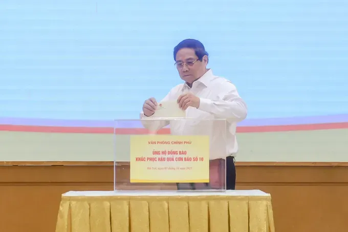 Prime Minister Pham Minh Chinh takes part in a fundraising campaign to support communities affected by storm Bualoi. (Photo: SGGP) thu-tuong-pham-minh-chinh-tham-gia-quyen-gop-ung-ho-dong-bao-bi-thiet-hai-do-con-bao-so-10-gay-ra-7706-7459.jpg