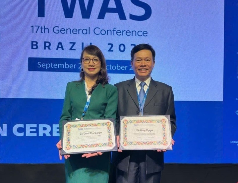 Professor, Doctor of Science Nguyen The Hoang (R) and Professor Dr. Nguyen Thi Thanh Mai have been officially recognised as Fellows of the World Academy of Sciences. (Photo: VNA) vna-potal-hai-giao-su-viet-nam-chinh-thuc-duoc-cong-nhan-la-vien-si-cua-vien-han-lam-khoa-hoc-the-gioi-8311769.jpg