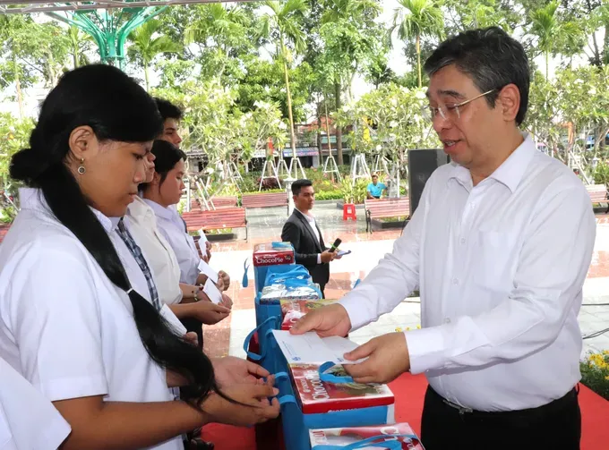 Vice Secretary of the municipal Party Committee Nguyen Phuoc Loc offers scholarships to students. (Photo: SGGP) img-5025-1684-3371.jpg
