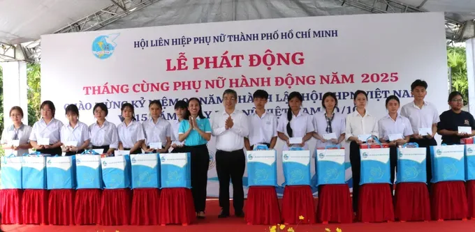 Vice Secretary of the municipal Party Committee Nguyen Phuoc Loc offers scholarships to students. (Photo: SGGP) img-5026-7763-1438.jpg