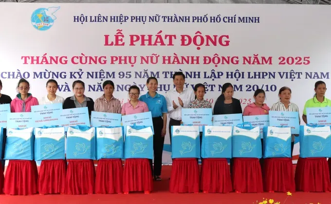 Essential livelihood tools are presented to disadvantaged women. (Photo: SGGP) img-5029-5876-5814.jpg
