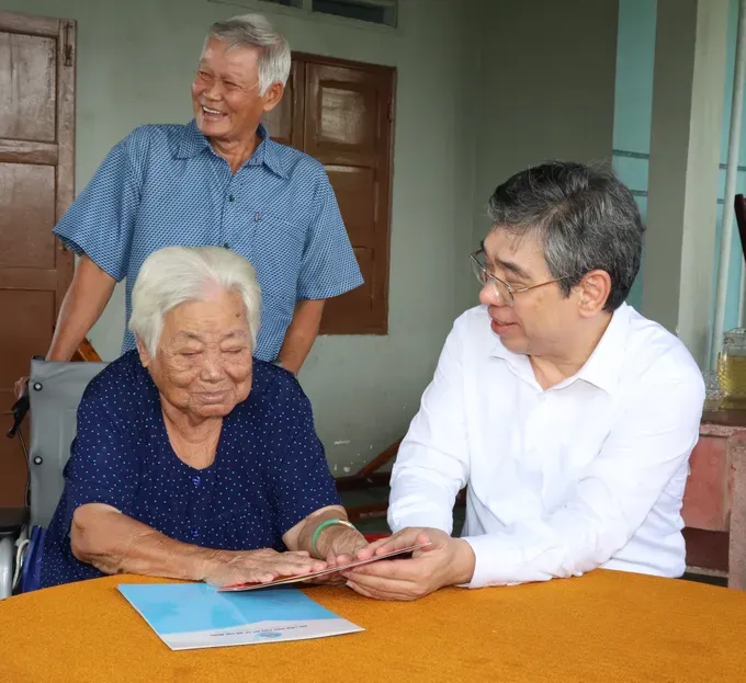 Vice Secretary of the Ho Chi Minh City Party Committee, Nguyen Phuoc Loc (R), visits Vietnamese Heroic Mother Nguyen Thi Chinh. (Photo: SGGP) img-5109-1089-9078-4538-4409.jpg