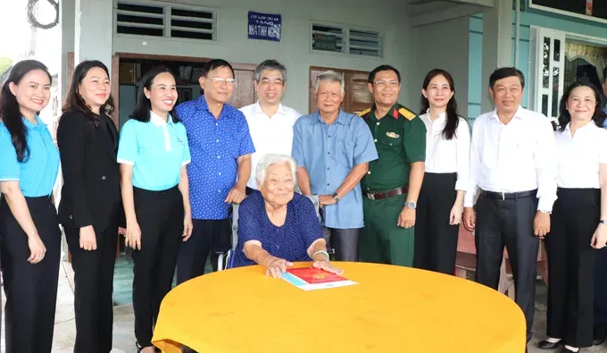 The delegation visits Vietnamese Heroic Mother Nguyen Thi Chinh. (Photo: SGGP) img-5121-1184-3488.jpg