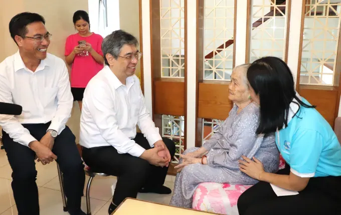 Vice Secretary of the Ho Chi Minh City Party Committee, Nguyen Phuoc Loc (R), visits Vietnamese Heroic Mother Tran Thi Luong. (Photo: SGGP) img-5142-8559-1018.jpg