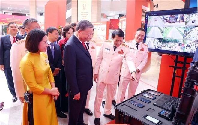 Party General Secretary To Lam and delegates visit an exhibition showcasing products serving the operational and combat duties of the People’s Public Security force. (Photo: VNA) to-lam-2.jpg