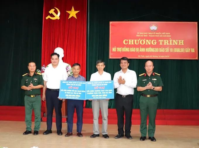 The delegation also provides financial support to two schools that were affected by storm Bualoi helping them resume teaching and learning activities. (Photo: SGGP) hotro3.jpg