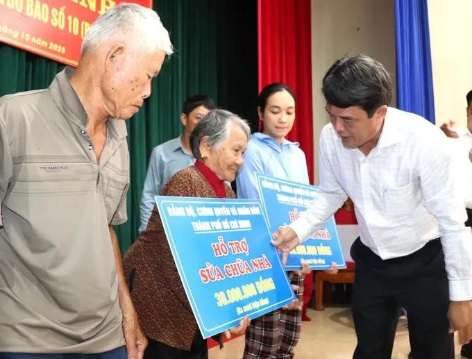 The delegation extends support for home repair efforts to local residents in need. (Photo: SGGP) hotro7.jpg
