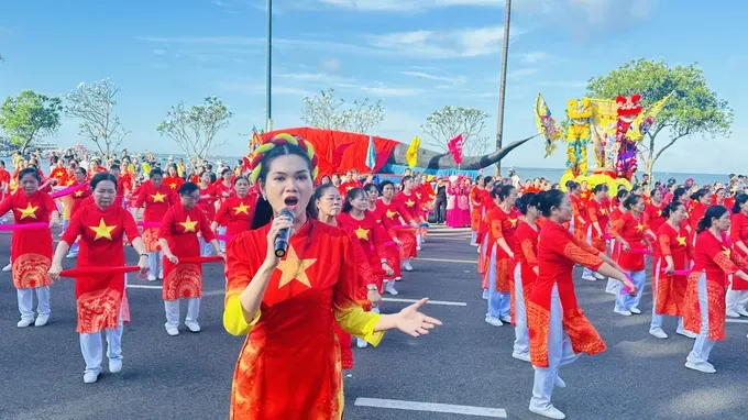 A singing and dancing performance (Photo: SGGP) nghinh-ong-nghi-le-chinh-4-9969-273.jpg