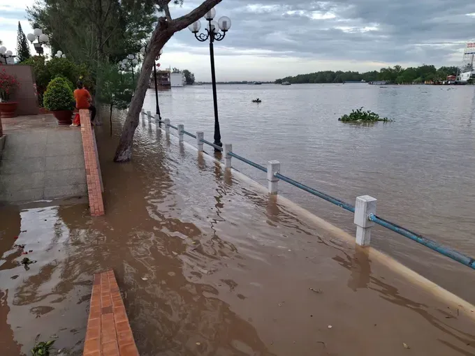 As of 5 p.m. on October 7, floodwaters begin overflowing onto Ninh Kieu Wharf. (Photo: SGGP) cp3-8141-1692.jpg